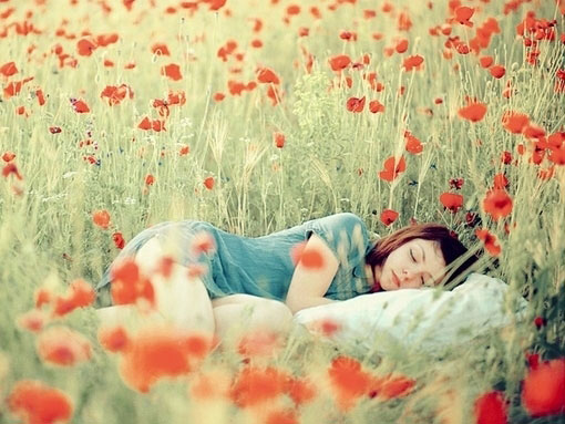 nas-topos-perisillogis-quotes-inGolden.gr-girl-flowers-sun-sleep-relax