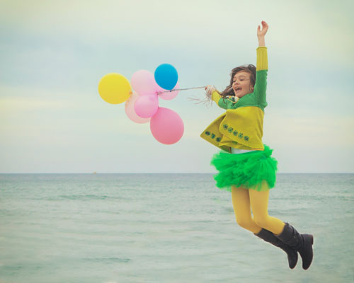 na-matheis-na-petas-ingolden.gr-quotes-fly-girl-woman-balloons-sea