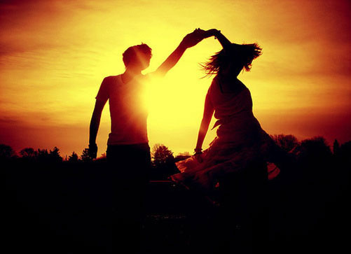 mou-aresoun-ekeinoi-zaratoustra-ingolden.gr-life-couple-dance-night-star-moon-gold-orange
