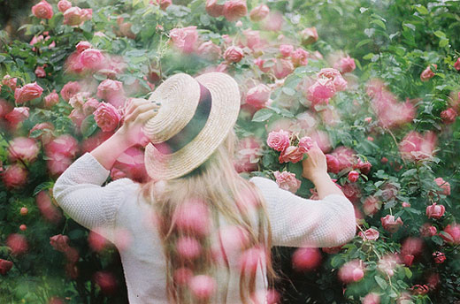 giati-pisteyeiw-sto-ayrio-quotes--flowers-woman-ROSES