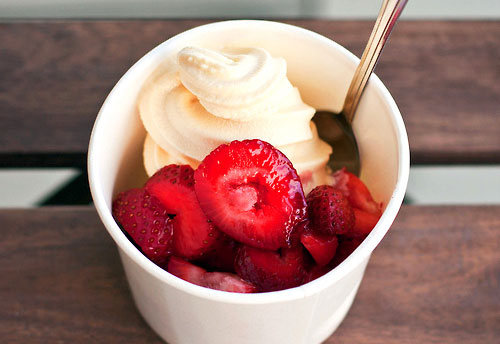 spitiko-frozen-yogurt-ingolden.gr-pagomeno-giaourti-sintag-fraoules-strawberry