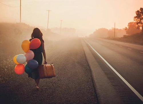 me-tin-kardia-ingolden.gr-ballons-woman-suitcase-heart-colors-sunrise