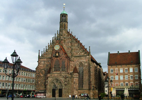 nyrembergh-mia-mageytikh-polh-frauenkirche-ingolden-gr