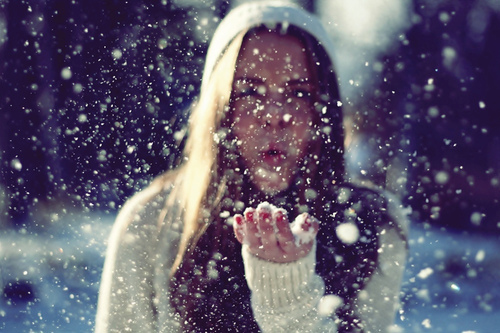 mi-xexasteis-ingolden-gr-woman-rain-snow-hands-hut-sun-winter