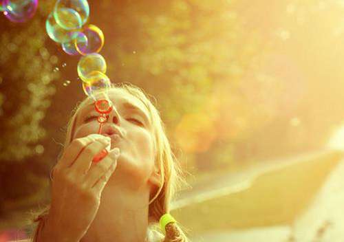 deikse-aisiodoksia-ingolden-gr-woman-girl-bubbles-colors-yellow-day-happy