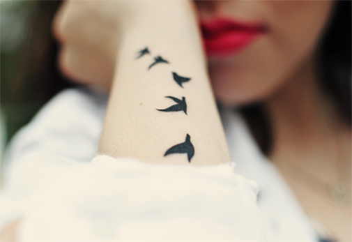 i-aperioristi-dynami-sou-ingolden-gr-tatoo-birds-woman-lips-red-white