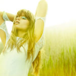 EKPEMPO-INGOLDEN.GR-LIGHT-WOMAN-GREEN-LOVE-QUOTES